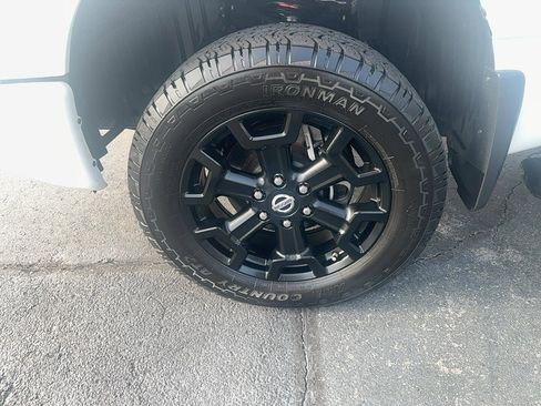 Used 2019 Nissan Titan SV w/ SV Convenience Package image 10