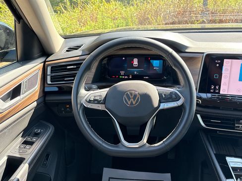 Used 2025 Volkswagen Atlas SE AWD/4WD image 21