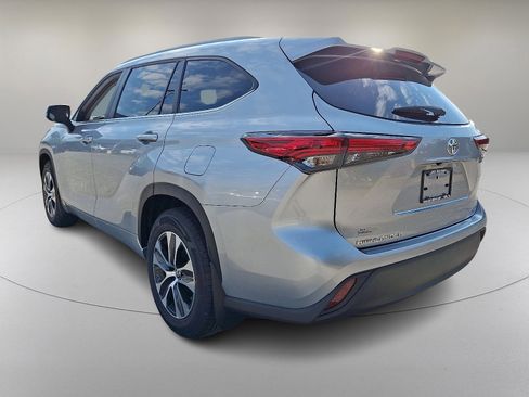 Used 2023 Toyota Highlander XLE image 7