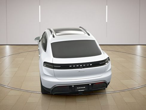 New 2026 Porsche Macan Electric RWD image 37