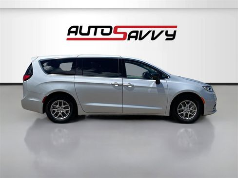 Used 2024 Chrysler Pacifica Touring-L image 8