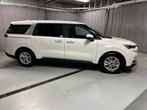 Used 2024 Kia Carnival LX image 8