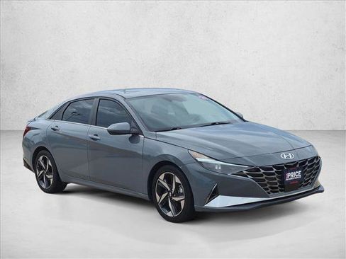 Used 2022 Hyundai Elantra SEL w/ Convenience + Premium Package FWD image 3