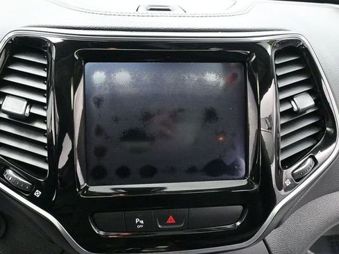 Used 2019 Jeep Cherokee Limited image 12