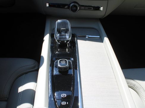 Used 2022 Volvo XC60 B5 Inscription w/ Advanced Package FWD image 37
