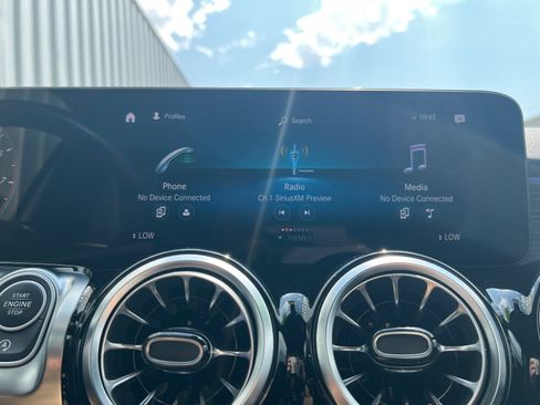 Used 2023 Mercedes-Benz GLB 250 image 32