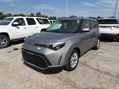Used 2023 Kia Soul LX w/ Option Group 015 FWD image 6