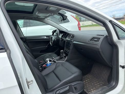 Used 2018 Volkswagen Golf SE image 2