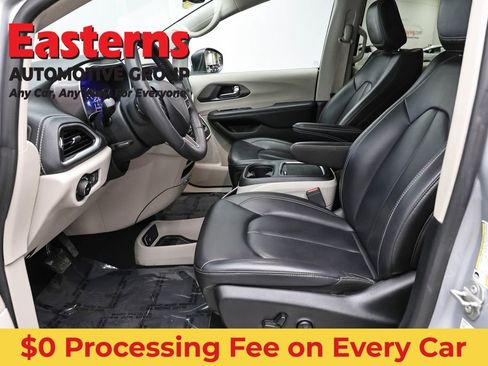Used 2023 Chrysler Pacifica Touring-L FWD image 14