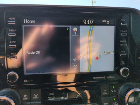 Used 2022 Toyota Highlander XLE FWD image 19
