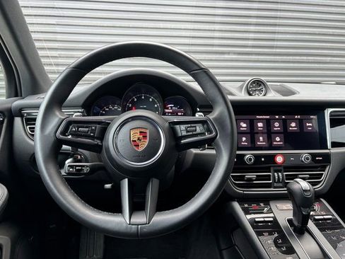 Certified 2025 Porsche Macan image 14