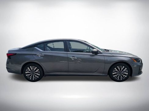 Used 2025 Nissan Altima 2.5 SV FWD image 2