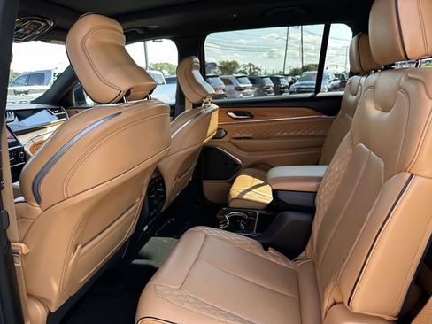 Used 2023 Jeep Grand Cherokee L Summit AWD/4WD image 6