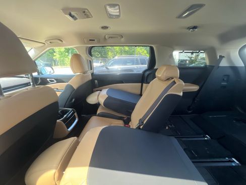 Used 2024 Kia Carnival EX FWD image 6