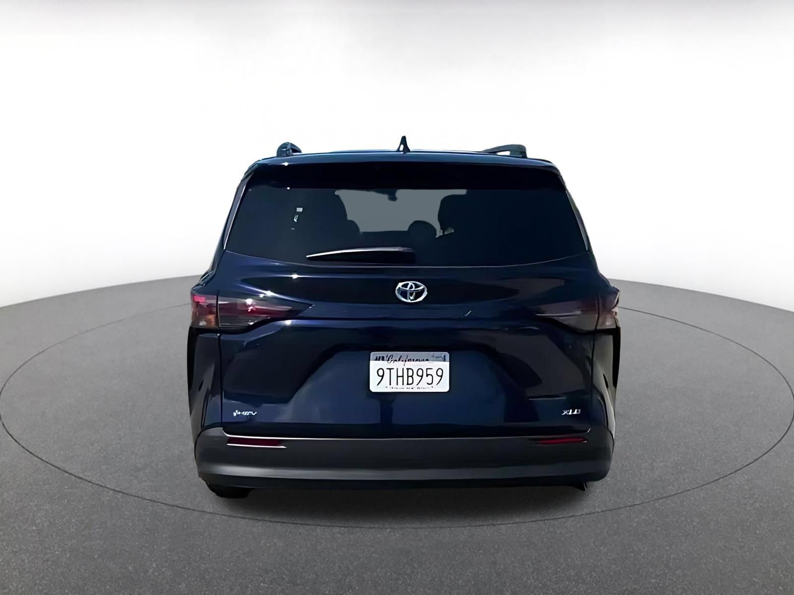 Used 2025 Toyota Sienna XLE FWD image 12