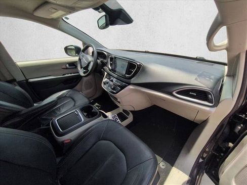 Used 2022 Chrysler Pacifica Touring-L FWD image 20