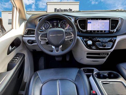 Certified 2024 Chrysler Pacifica Touring-L image 5