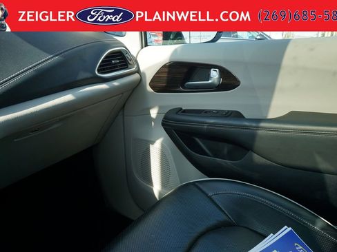 Used 2024 Chrysler Pacifica Limited FWD image 36
