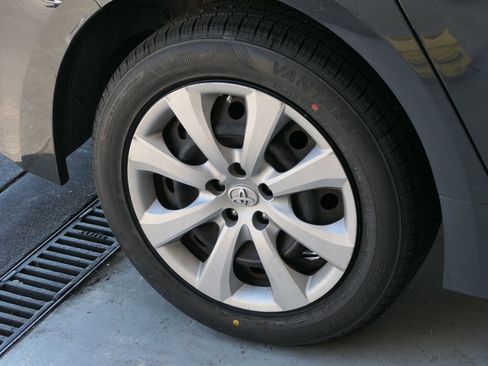 Used 2023 Toyota Corolla LE image 4