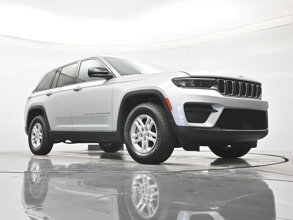 Used 2023 Jeep Grand Cherokee Laredo w/ Luxury Tech Group I AWD/4WD image 38