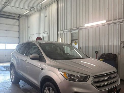 Used 2019 Ford Escape SE image 2