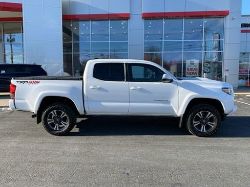 Used 2017 Toyota Tacoma TRD Sport image 2