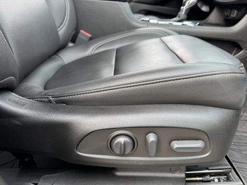 Used 2023 Chevrolet Traverse LT image 39