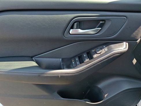 Used 2025 Nissan Rogue SV FWD image 16