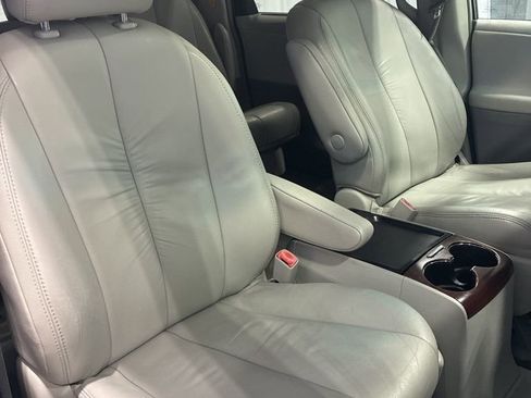 Used 2011 Toyota Sienna XLE image 36