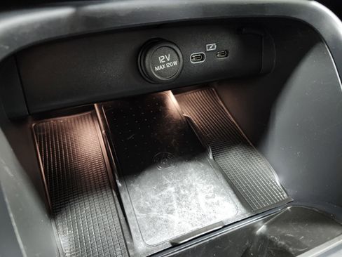 Used 2024 Volvo XC40 B5 Core image 10