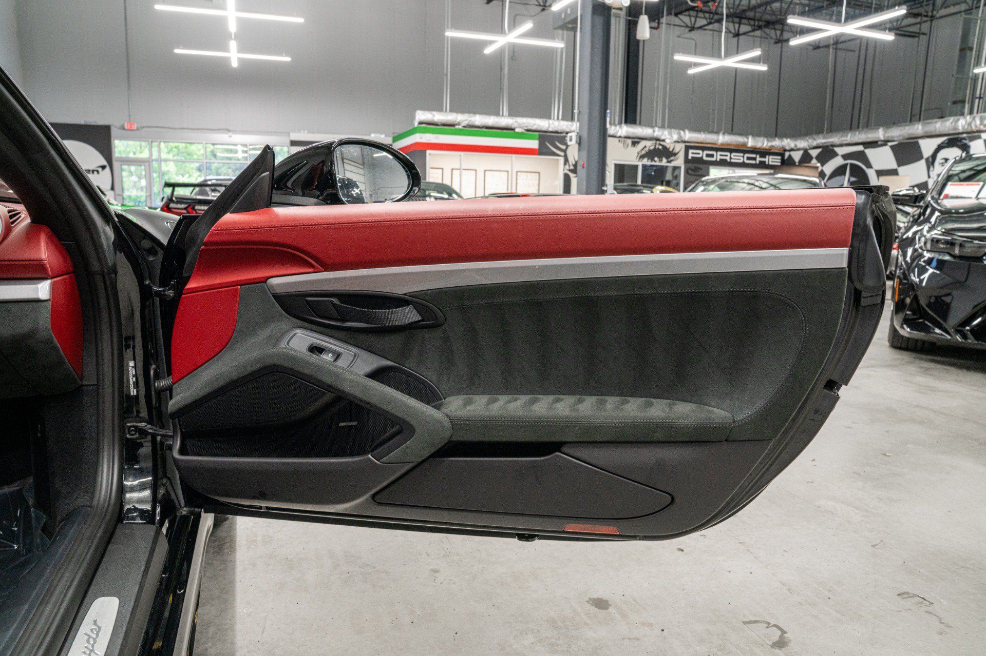 Used 2023 Porsche 718 Boxster Spyder RWD image 39