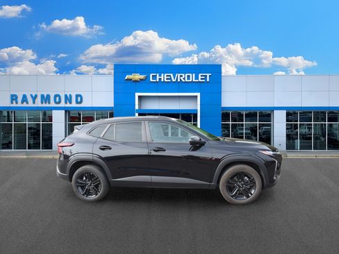Used 2025 Chevrolet Trax ACTIV w/ Driver Confidence Package FWD image 2