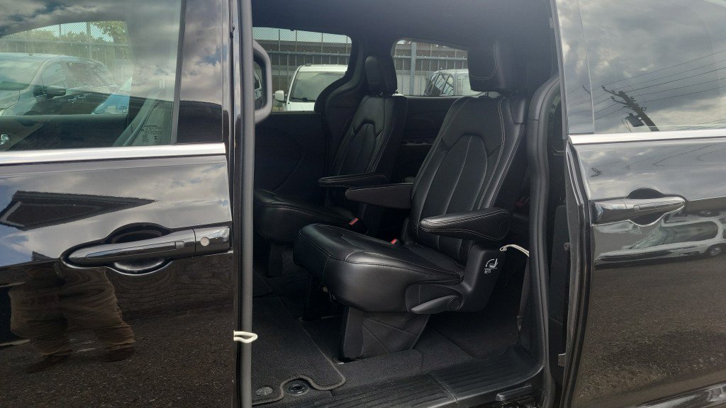 Used 2025 Chrysler Pacifica Select FWD image 24