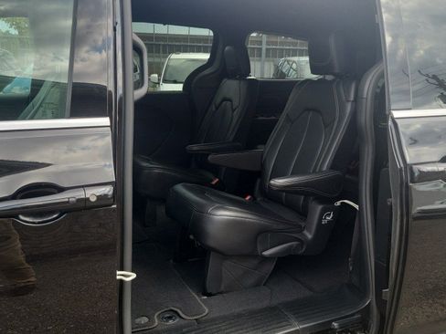 Used 2025 Chrysler Pacifica Select FWD image 24