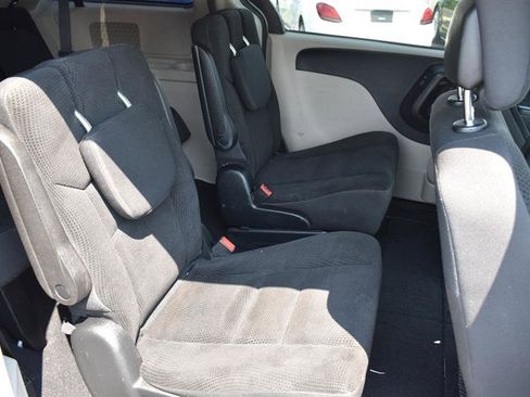Used 2019 Dodge Grand Caravan SE w/ UConnect Hands-Free Group image 16