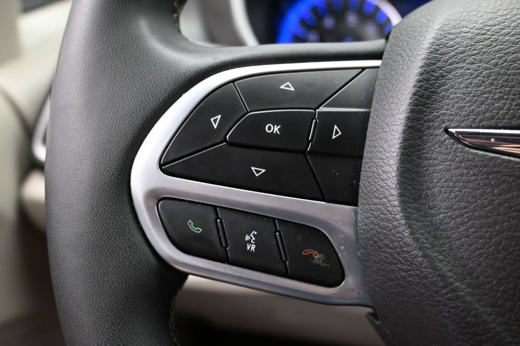 Used 2024 Chrysler Pacifica Touring-L FWD image 25