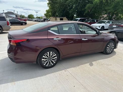 Used 2025 Nissan Altima 2.5 SV FWD image 14