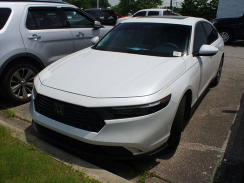 Used 2023 Honda Accord EX image 1