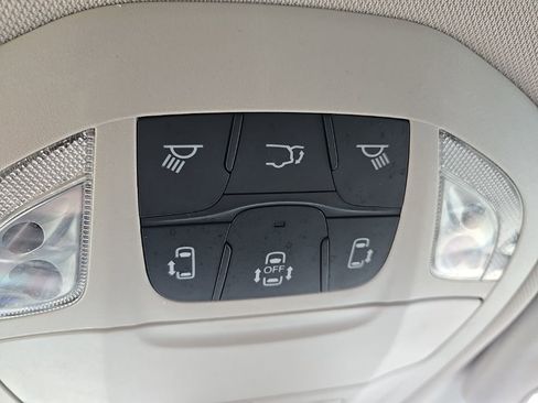 Used 2024 Chrysler Pacifica Touring-L image 64