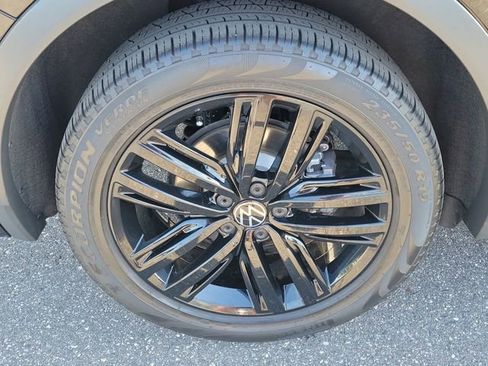 Certified 2022 Volkswagen Tiguan SE R-Line FWD image 5