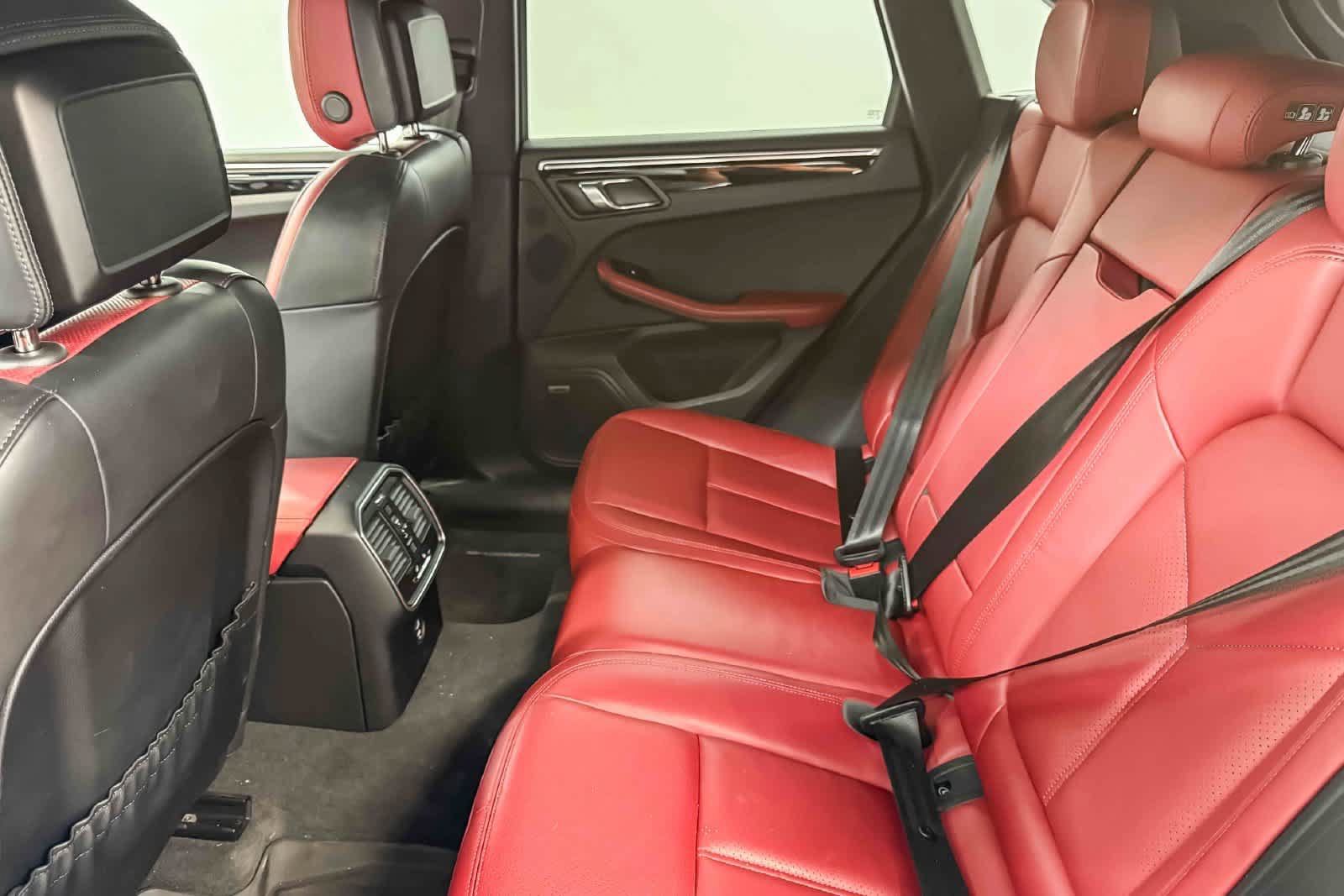 Certified 2023 Porsche Macan AWD/4WD image 24