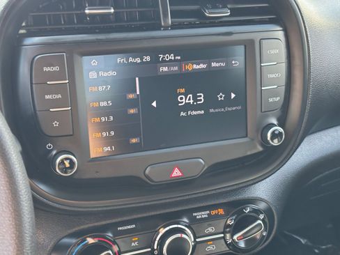 Used 2025 Kia Soul LX w/ LX Technology Package FWD image 16