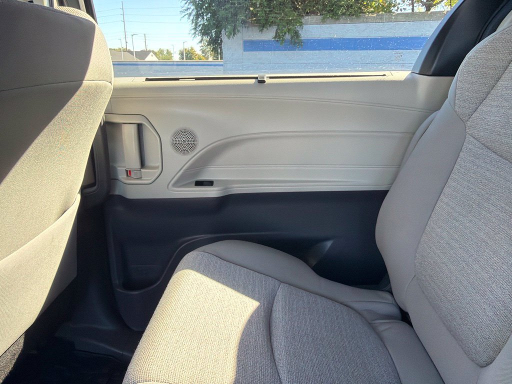 Used 2023 Toyota Sienna LE FWD image 23