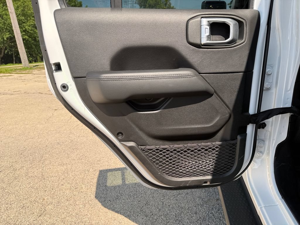 Used 2022 Jeep Wrangler Unlimited Sahara AWD/4WD image 37