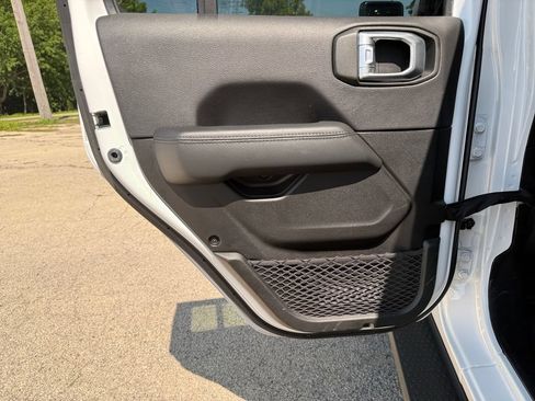 Used 2022 Jeep Wrangler Unlimited Sahara AWD/4WD image 37
