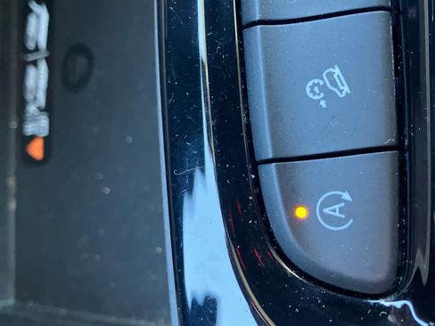 Used 2023 Buick Envision Avenir image 35