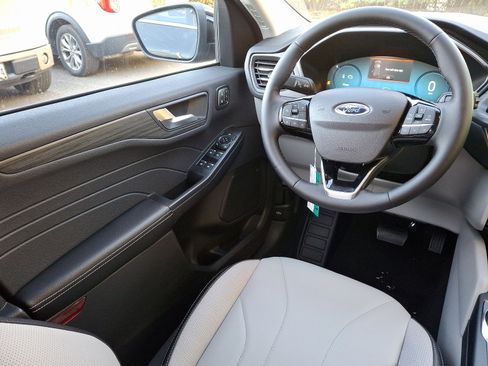New 2025 Ford Escape SE w/ PHEV Premium Package FWD image 9