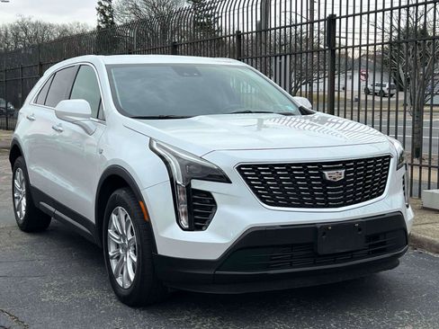 Certified 2023 Cadillac XT4 Luxury w/ Cold Weather Package image 2