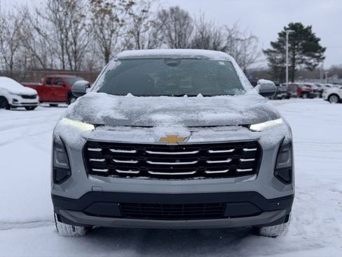 Used 2025 Chevrolet Equinox LT image 2