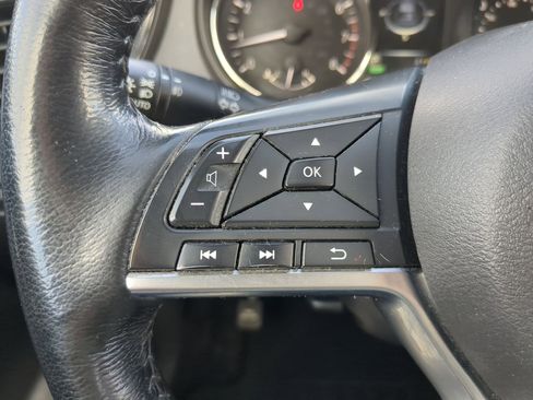 Used 2017 Nissan Rogue SV w/ SV Premium Package image 19